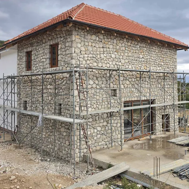 Kamena kuća, prozori i velika staklena vrata u dekoru drveta, VK Product